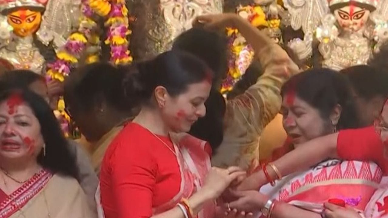 দশমীর দিন সেই ঘরের মেয়ে কোয়েলকে দেখা গেল বাড়ির সবার সঙ্গে সিঁদুর খেলায় মেতে উঠতে। প্রায় ১৫০ বছর পুরনো মল্লিক বাড়ির প্রতিমা বরণ করে সিঁদুর খেলা সারলেন কোয়েল।