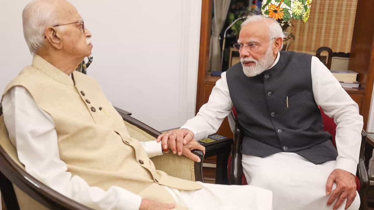 PM Modi Meets LK Advani: প্রশাসনে ২৫ বছর, লালকৃষ্ণ আদবাণীর সঙ্গে দেখা করলেন প্রধানমন্ত্রী মোদী PM Modi Meets LK Advani: প্রশাসনে ২৫ বছর, লালকৃষ্ণ আদবাণীর সঙ্গে দেখা করলেন প্রধানমন্ত্রী মোদী