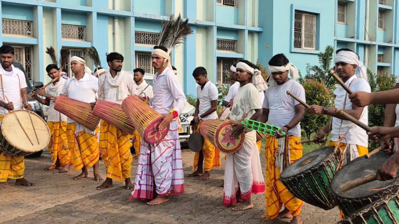 Jhargram: ঐতিহাসিক পদক্ষেপ জঙ্গলমহলে! আদিবাসী পড়ুয়াদের জন্য নয়া দিগন্ত খুলে গেল ঝাড়গ্রামের বিশ্ববিদ্যালয়ে