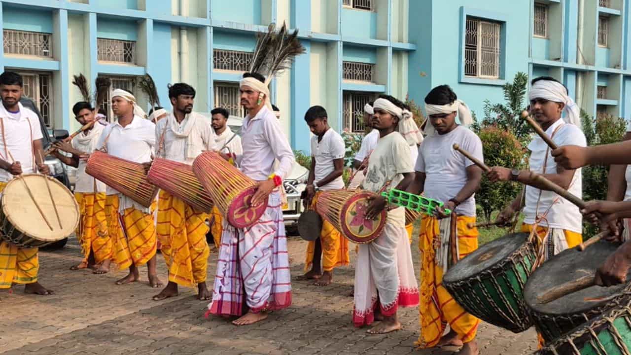 Jhargram: ঐতিহাসিক পদক্ষেপ জঙ্গলমহলে! আদিবাসী পড়ুয়াদের জন্য নয়া দিগন্ত খুলে গেল ঝাড়গ্রামের বিশ্ববিদ্যালয়ে Jhargram: ঐতিহাসিক পদক্ষেপ জঙ্গলমহলে! আদিবাসী পড়ুয়াদের জন্য নয়া দিগন্ত খুলে গেল ঝাড়গ্রামের বিশ্ববিদ্যালয়ে