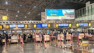 Kolkata Airport: কলকাতা বিমানবন্দরের মহিলা ওয়াশরুমের টিস্যু পেপারে বাংলা হরফে লেখা… সাতসকালে হুলস্থুল-কাণ্ড