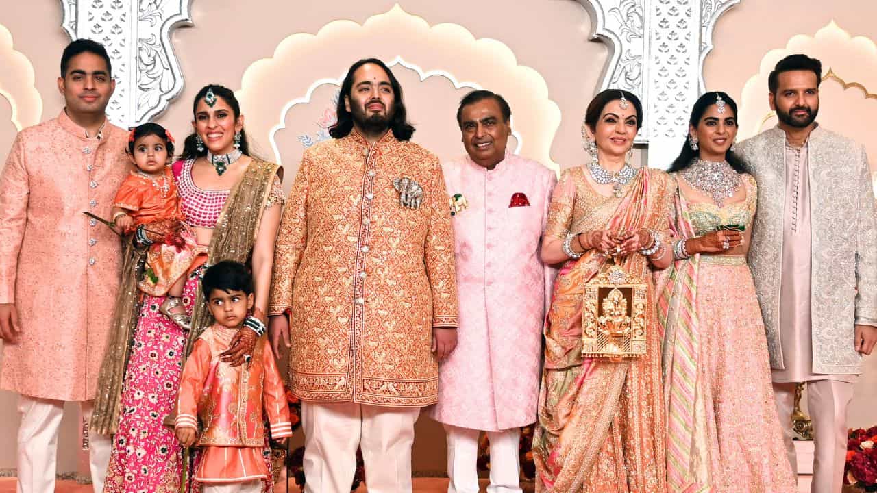 Reliance: শুধু মুকেশ নয়, নীতা-ইশা-আকাশ-অনন্তের হাত ধরে এক অন্য ইতিহাস লিখছে রিলায়েন্স Reliance: শুধু মুকেশ নয়, নীতা-ইশা-আকাশ-অনন্তের হাত ধরে এক অন্য ইতিহাস লিখছে রিলায়েন্স