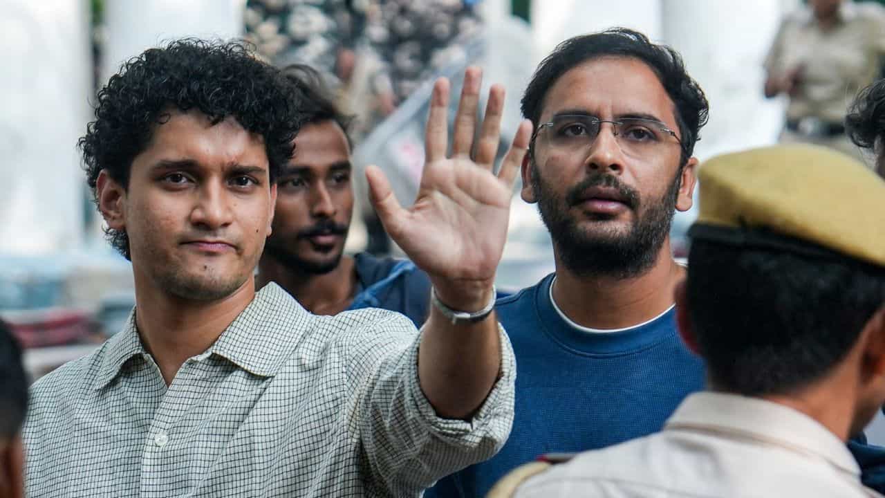 CJP: 'আপনারা কেউ জেন জি নন', বয়স মনে করাল আদালত, তিহাড় থেকে মুক্তি পাচ্ছেন সৌরভ-আশুতোষ CJP: 'আপনারা কেউ জেন জি নন', বয়স মনে করাল আদালত, তিহাড় থেকে মুক্তি পাচ্ছেন সৌরভ-আশুতোষ