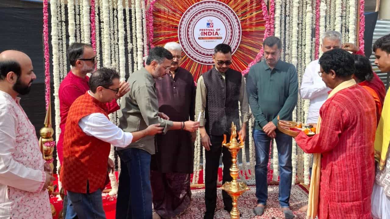 দিল্লির মেজর ধ্যানচাঁদ ন্যাশনাল স্টেডিয়ামে 'টিভি৯ ফেস্টিভ্যাল অব ইন্ডিয়া ২০২৬'-র চতুর্থ সংস্করণের এক বর্ণাঢ্য সূচনা হল প্রদীপ প্রজ্বলন অনুষ্ঠানের মাধ্যমে। শুক্রবার সকালে সেই সূচনা হয়।