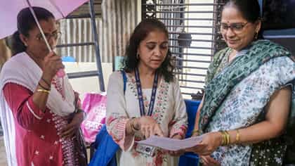 আবার বাড়ি বাড়ি যাবেন BLO-রা, SIR বিতর্কের মাঝে বড় সিদ্ধান্ত কমিশনের