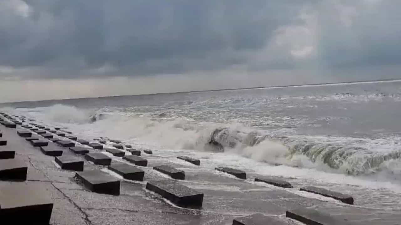 Mandarmani: অর্ণব-এর আবহেই মন্দারমণির উত্তাল সমুদ্রে ঘটে গেল বিপদ Mandarmani: অর্ণব-এর আবহেই মন্দারমণির উত্তাল সমুদ্রে ঘটে গেল বিপদ