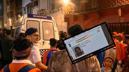 মা-বাবা বোনের হাত ছেড়ে ছিটকে গেল মেয়ে, নিমেষেই চোখের সামনে সব শেষ
