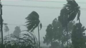 সাইক্লোনের প্রভাবে বাঁকুড়ায় কী হল দেখুন