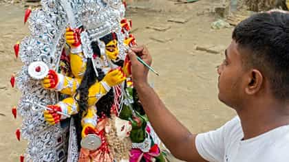 আর্ট কলেজে পড়া হয়নি, তবু তাক লাগাচ্ছেন থার্ড ইয়ারের ছাত্র তৃষাণু