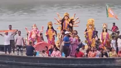 কীভাবে ইছামতীতে একে একে প্রতিমা নিরঞ্জন হল এবার