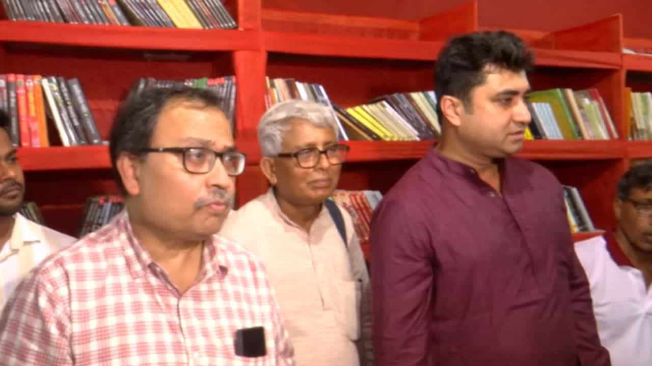Kunal Ghosh at CPIM Book Stall: 'কলেজ স্ট্রিটেও কিনতে পারতাম...', বিমান বসুকে নিয়ে লেখা বই কিনতে কেন সিপিএমের স্টলেই গেলেন কুণাল ঘোষ Kunal Ghosh at CPIM Book Stall: 'কলেজ স্ট্রিটেও কিনতে পারতাম...', বিমান বসুকে নিয়ে লেখা বই কিনতে কেন সিপিএমের স্টলেই গেলেন কুণাল ঘোষ