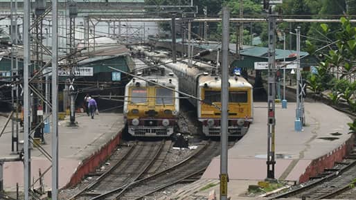 Local Train Cancelled: রবিবার হাওড়া ডিভিশনে বাতিল প্রায় ৫০টি লোকাল ট্রেন! ৪ এক্সপ্রেসের সময় বদল, দেখে নিন তালিকা