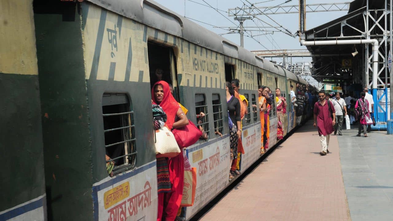 Sealdah Local Train: শিয়ালদহ শাখায় রাতভর চলবে ৩৮টি ট্রেন, ৮০টি অতিরিক্ত ট্রিপ, একগুচ্ছ সিদ্ধান্ত রেলের