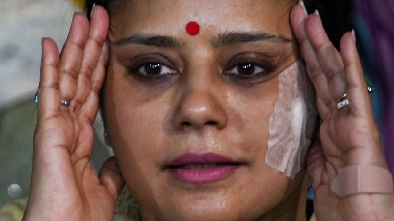Mahua Moitra Case: ২৪ ঘণ্টার মধ্যে পোস্ট মুছতে হবে, মহুয়াকে বড় নির্দেশ কোর্টের