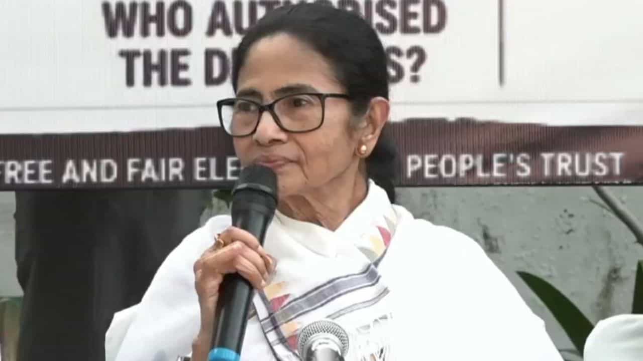 Mamata Banerjee: 'মেজোরিটি দিয়ে পাস হয়নি', নির্বাচন কমিশনারের রক্ষাকবচ নিয়ে বড় প্রশ্ন তুললেন মমতা Mamata Banerjee: 'মেজোরিটি দিয়ে পাস হয়নি', নির্বাচন কমিশনারের রক্ষাকবচ নিয়ে বড় প্রশ্ন তুললেন মমতা