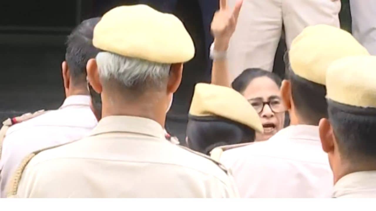 Mamata Banerjee Detained: আমাকে কিডন্যাপ করা হয়েছে, দেড় ঘণ্টা রাস্তায় ঘোরার পর বলে উঠলেন মমতা