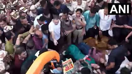দু'ঘণ্টা পর ছাড়া পেলেন রাহুল, শরীরে আঁচড় দেওয়ার অভিযোগ প্রিয়ঙ্কার