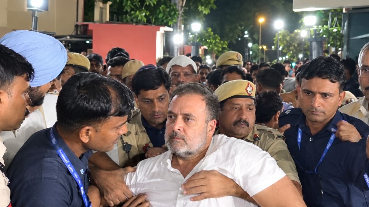 Rahul Gandhi-Priyanka Gandhi: আকাশবানী থেকে টেনে বের করা হল প্রিয়াঙ্কাদের, আটক ডেরেকরাও, মাঝপথ থেকে ফিরলেন অখিলেশ