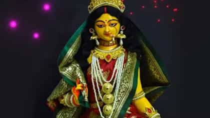শুধু লাল জবা নয়, জানেন মা লক্ষ্মীর প্রিয় ফুল কী?