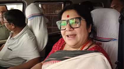 পায়ের তলায় মাটি নেই, তাই ককরোচের ভরসা: লকেট
