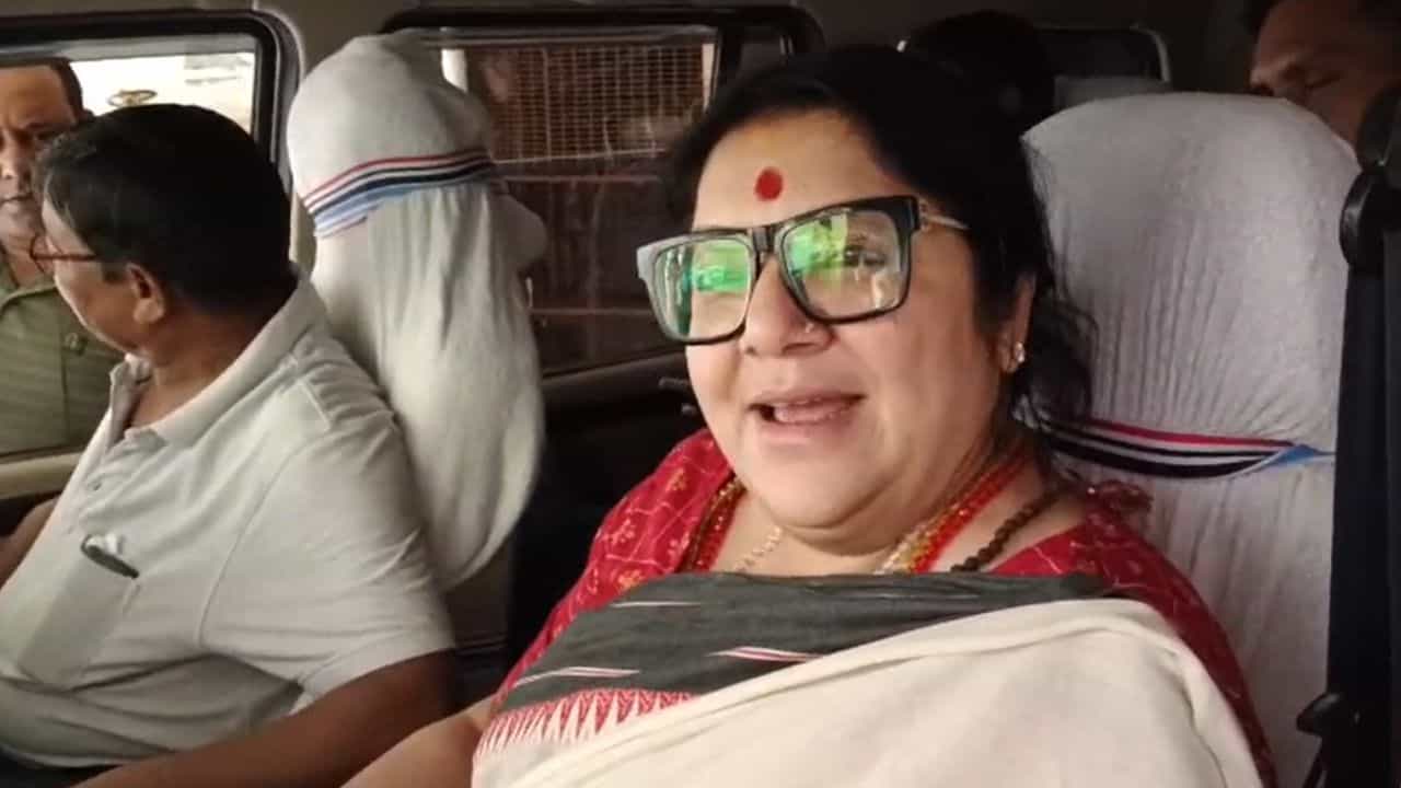 Locket Chatterjee: ‘পায়ের তলায় মাটি নেই, তাই ককরোচের ভরসা’, কৃষ্ণনগরে বিরোধীদের তীব্র আক্রমণ লকেটের Locket Chatterjee: ‘পায়ের তলায় মাটি নেই, তাই ককরোচের ভরসা’, কৃষ্ণনগরে বিরোধীদের তীব্র আক্রমণ লকেটের