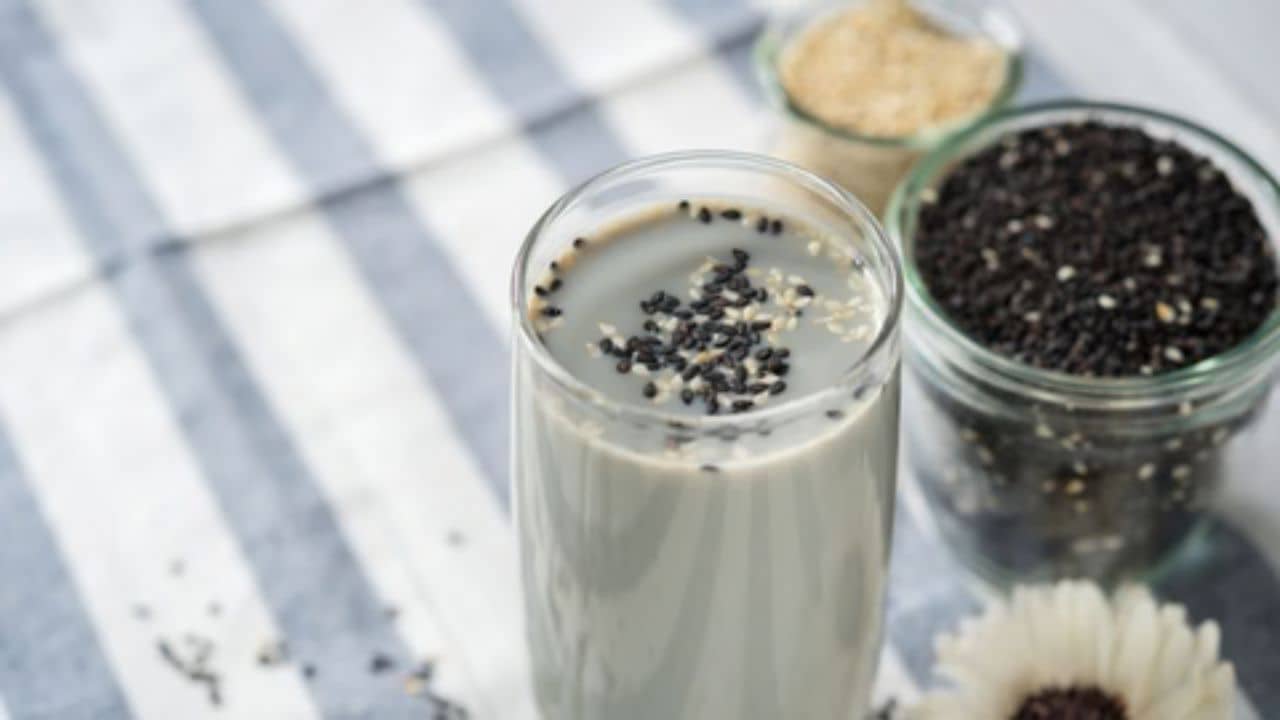 Black Milk Benefits: সাদা নয়, কালো দুধেই হবে উপকার! বাড়িতেই বানানো যাবে