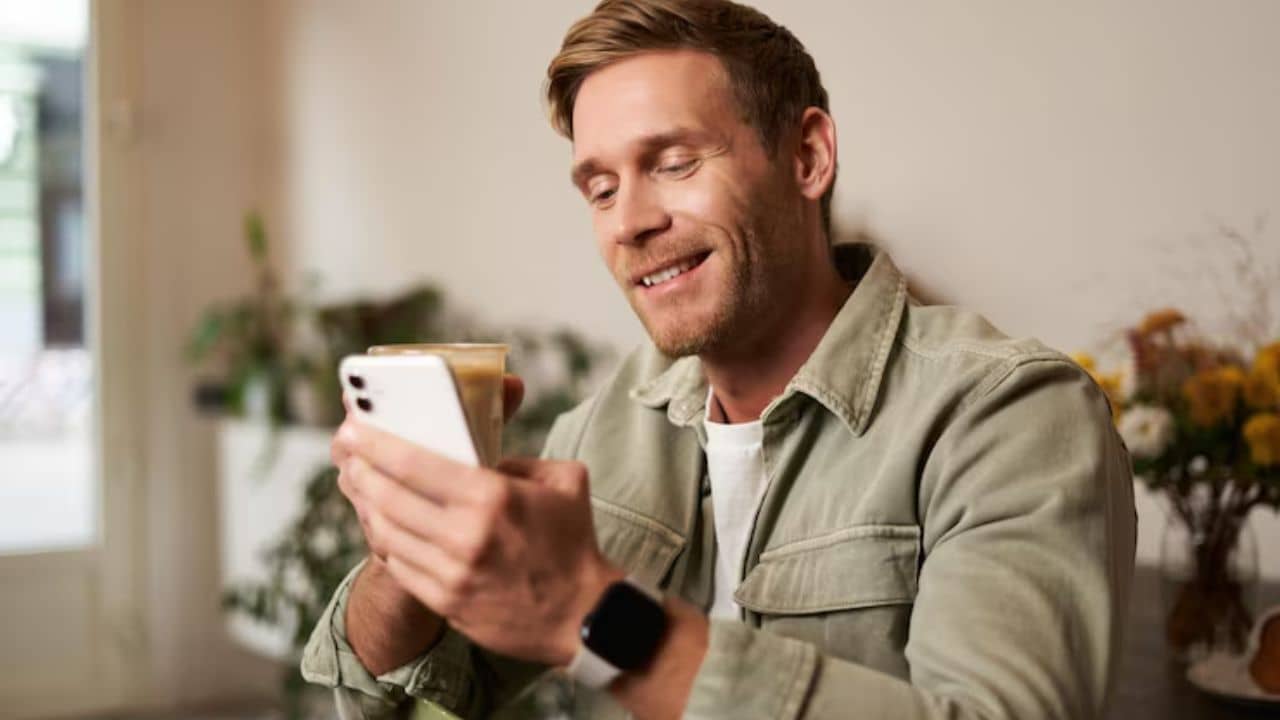 Mobile Distance From Eyes: চোখের থেকে ঠিক কতটা দূরে মোবাইল রাখলে ক্ষতি হয় না জানেন?