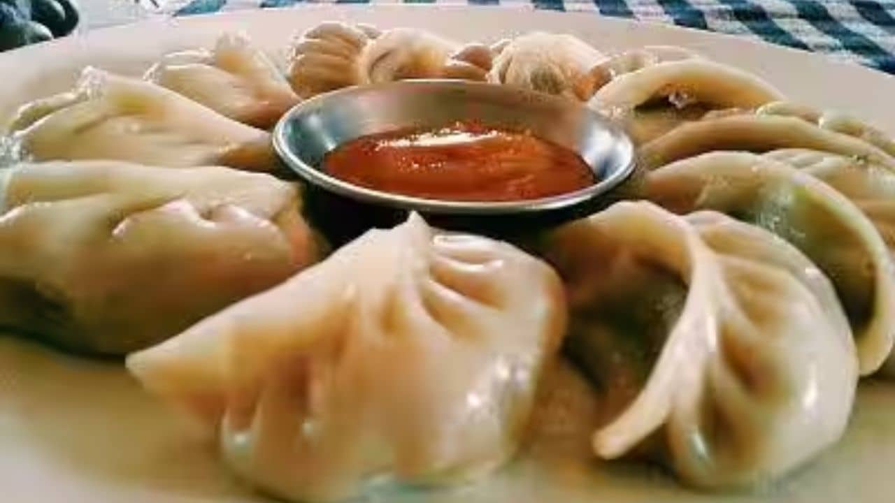 Chicken Momo Recipe: বাড়িতেই বানান তুলতুলে নরম চিকেন মোমো, স্যুপটা ভুলবেন না!