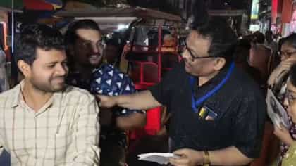 বামেদের বুক স্টল থেকে সমস্ত বই কিনে মানুষকে উপহার দিলেন চিকিৎসক!