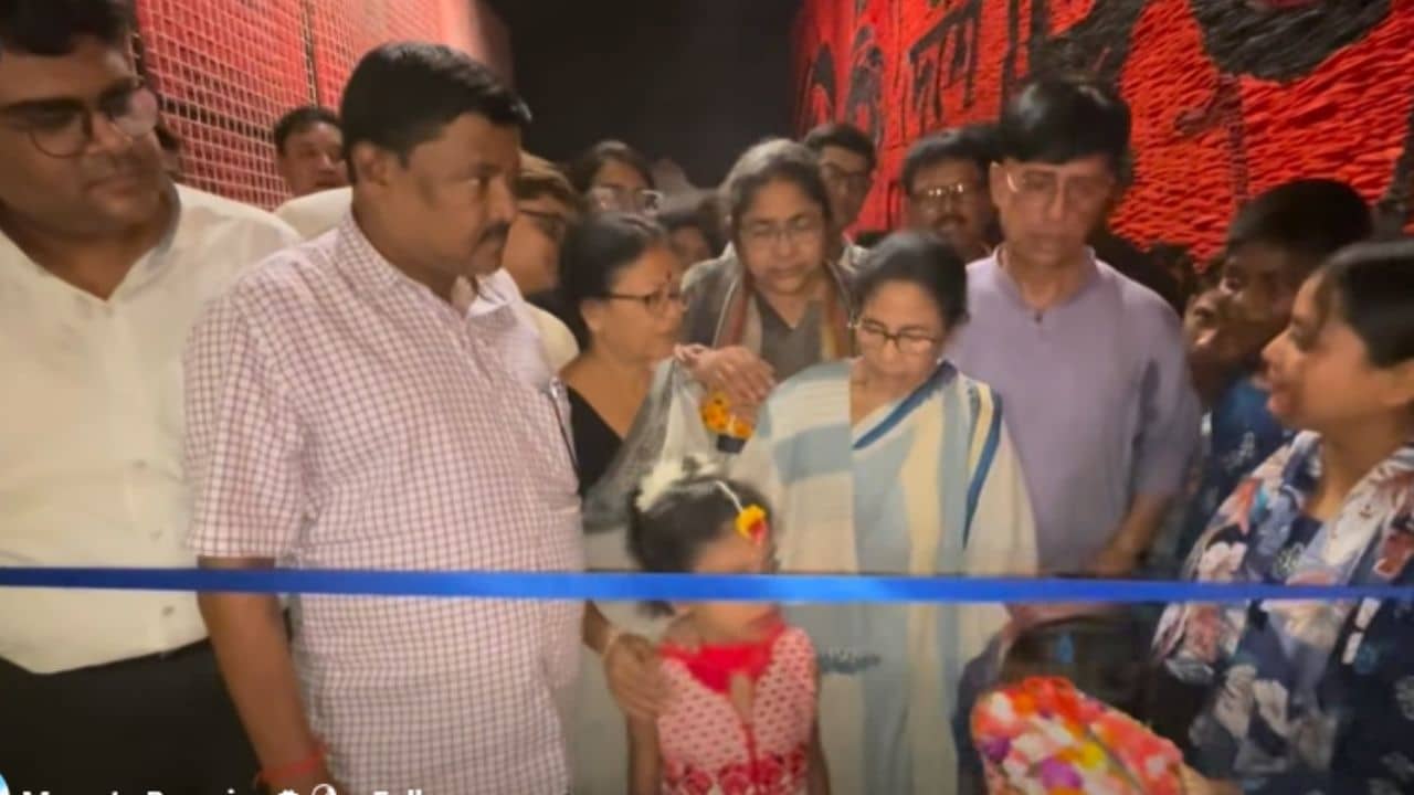 Mamata Banerjee: পুজোর উদ্বোধনে ডাক পেলেন মমতা, কাটলেন ফিতে! কারা ডাকল? দেখুন ভিডিয়ো