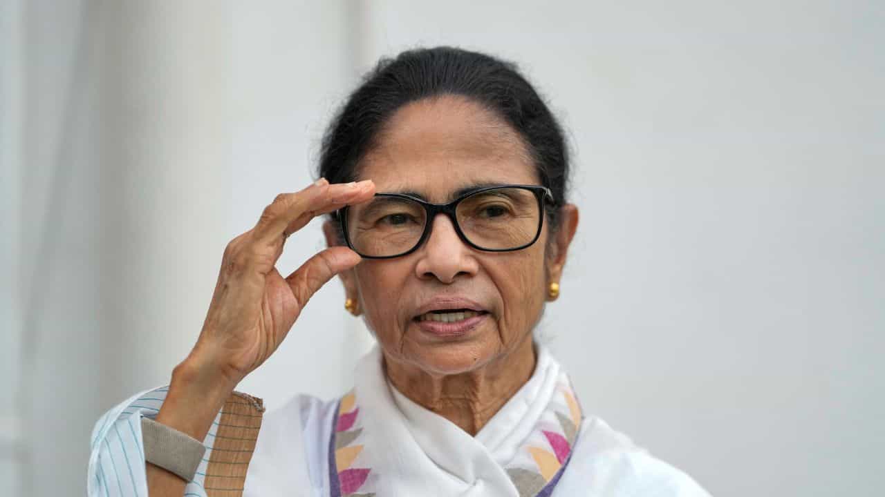 Mamata Banerjee: 'গণতন্ত্র রক্ষায় ভূমিকা নিন', রাষ্ট্রপতিকে আর্জি মমতার, আর কী বললেন? Mamata Banerjee: 'গণতন্ত্র রক্ষায় ভূমিকা নিন', রাষ্ট্রপতিকে আর্জি মমতার, আর কী বললেন?
