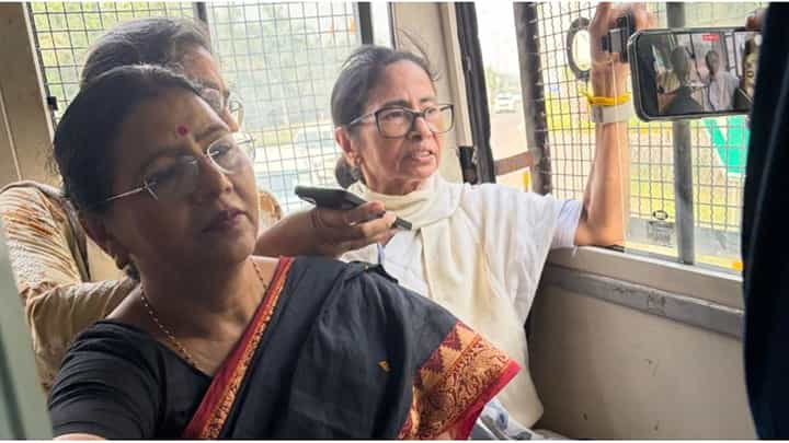 Mamata Banerjee Song: প্রিজন ভ্য়ানে মমতার গান, শুনুন Mamata Banerjee Song: প্রিজন ভ্য়ানে মমতার গান, শুনুন