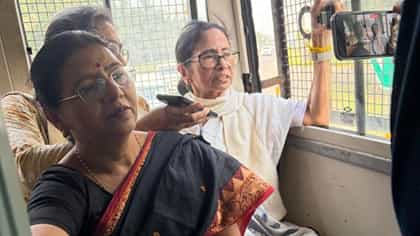 প্রিজন ভ্যানে গান গাইলেন মমতা