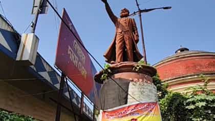 ঢেকে দেওয়া হল কার্ল মার্কসের নাম, ভাঙা হল আঙুল, মেদিনীপুরে হইচই