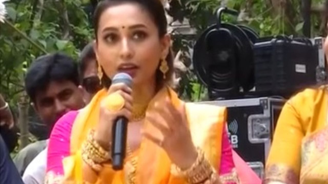 তবে শুধুই কোয়েল নয়। অ্যালন পার্কের পুজো মণ্ডপে দেখা গেল মিমি চক্রবর্তীকে।