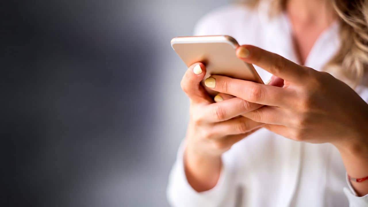 Mobile Recharge: ফের দামী হতে পারে মোবাইল রিচার্জ, কতটা খরচ বাড়তে পারে, জেনে নিন