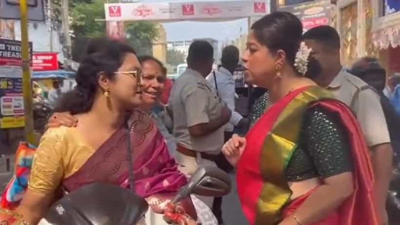 Moumita Biswas: মাথায় হেলমেট নেই কেন? কিছু হলে কী হবে? পুজোর সময় রাস্তায় নেমে দিনভর ট্রাফিক সামলালেন মন্ত্রী, সাবধান করলেন বাইক আরোহীদের