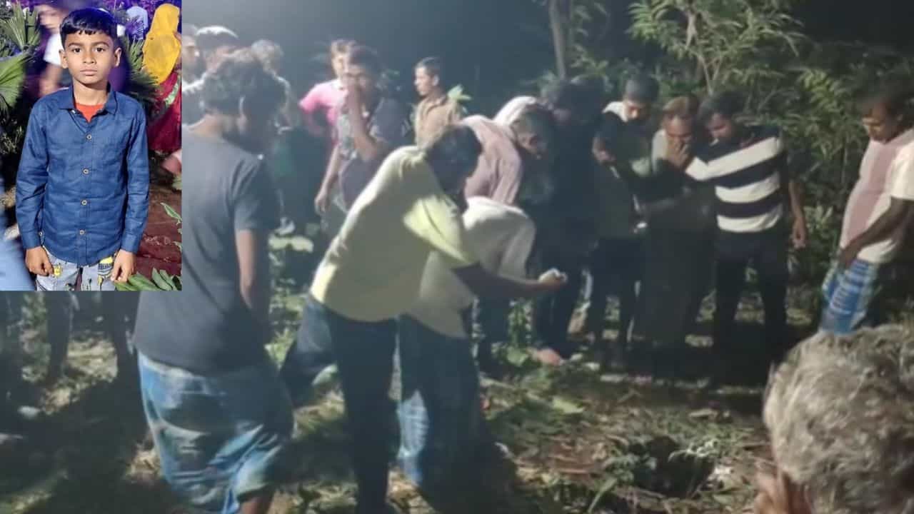 Murshidabad: সপ্তমীর সন্ধ্যায় বাড়ির সামনেই চতুর্থ শ্রেণির ছাত্রের পচাগলা দেহ পড়ে থাকতে দেখলেন পড়শিরা! Murshidabad: সপ্তমীর সন্ধ্যায় বাড়ির সামনেই চতুর্থ শ্রেণির ছাত্রের পচাগলা দেহ পড়ে থাকতে দেখলেন পড়শিরা!