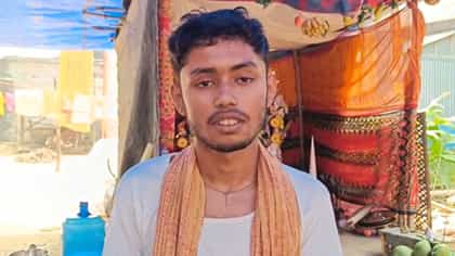 নিজে হাতে দুর্গা বানিয়ে পুজো করছেন ক্লাস ইলেভেনের রূপম
