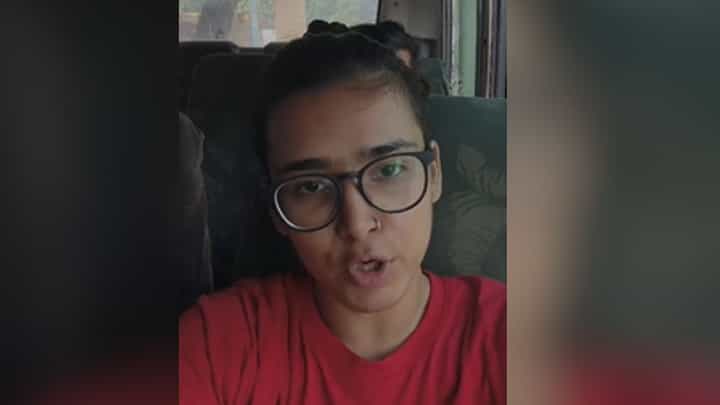 পুলিশকে লক্ষ্য করে ইট বৃষ্টি, গাড়িতে তোলা হল নেহা বোরাকে পুলিশকে লক্ষ্য করে ইট বৃষ্টি, গাড়িতে তোলা হল নেহা বোরাকে