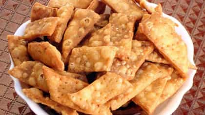 এই কায়দায় মাত্র ৫ মিনিটেই বানান মিষ্টি নিমকি