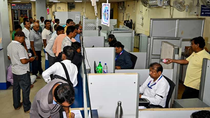 PSU Banks: চারটি রাষ্ট্রায়ত্ত ব্যাঙ্কে নিজেদের শেয়ার কমাবে কেন্দ্র, বেসরকারি হয়ে যাবে দুটি ব্যাঙ্ক?