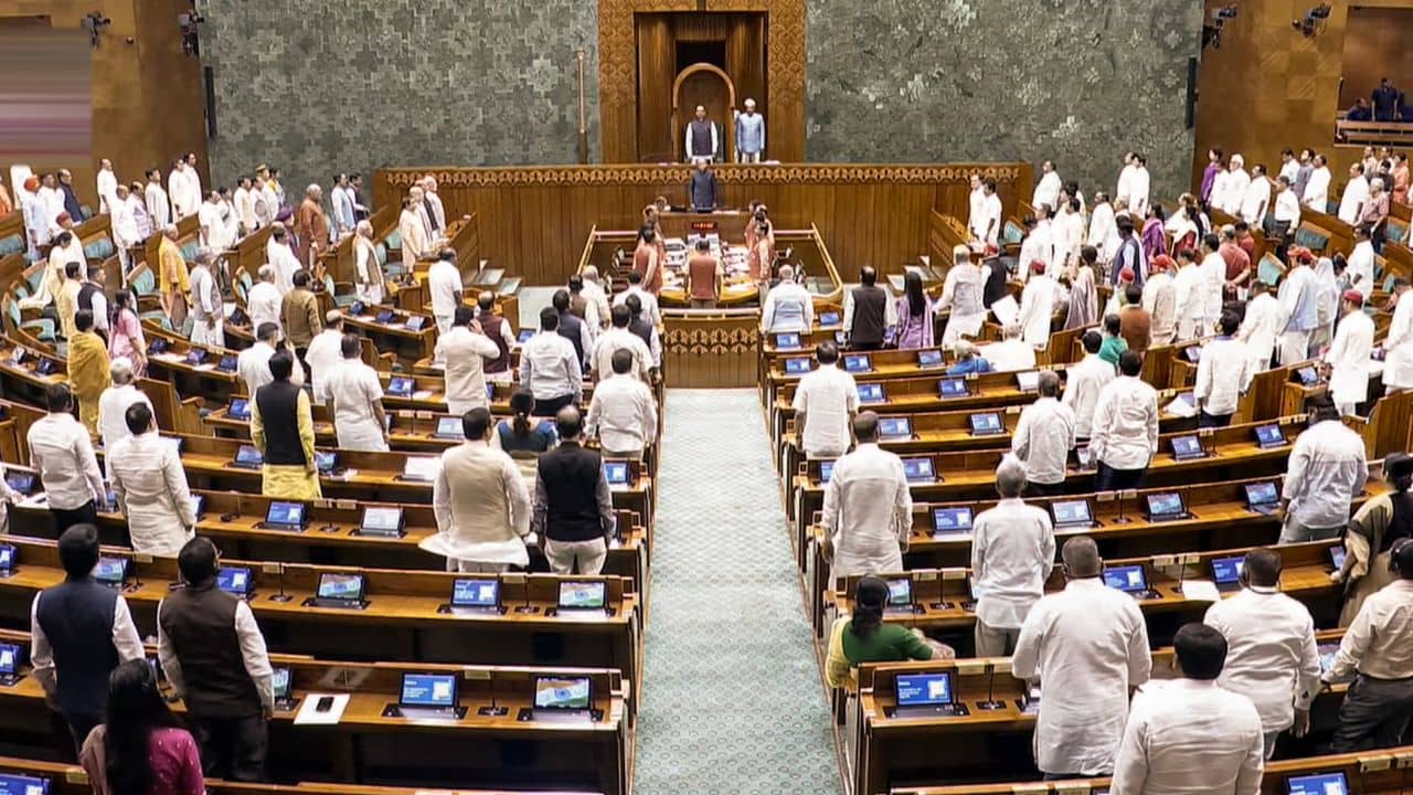 Parliament Special Session: বিশেষ অধিবেশন ডেকে বিল পাশ করাবে কেন্দ্র? বিরোধীদের নিয়ে নতুন স্ট্রাটেজি