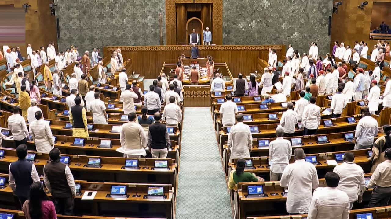 Parliament Special Session: বিশেষ অধিবেশন ডেকে বিল পাশ করাবে কেন্দ্র? বিরোধীদের নিয়ে নতুন স্ট্রাটেজি Parliament Special Session: বিশেষ অধিবেশন ডেকে বিল পাশ করাবে কেন্দ্র? বিরোধীদের নিয়ে নতুন স্ট্রাটেজি