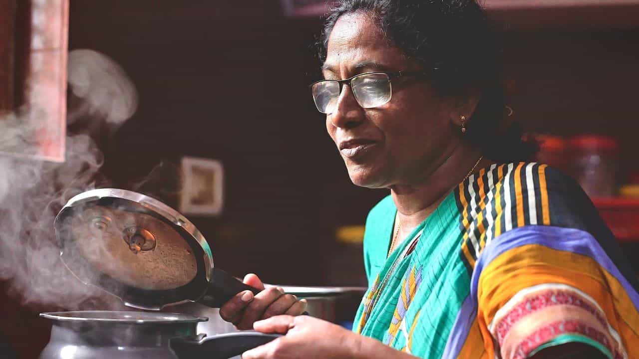 চটজলদি রান্না করার জন্য প্রেশার কুকারের থেকে ভালো কিছু হয় না। এতে খাবার দ্রুত সেদ্ধ হয়, আবার রান্নার গ্যাসও কম পোড়ে। তবে প্রেশার কুকার ব্যবহারের সময় অসাবধানতা দেখালেই কিন্তু ঘটতে পারে বড় বিপদ। দুমদাম ফাটতে পারে কুকার।