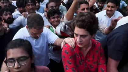 Live: রাহুলের এক হাত প্রিয়ঙ্কার কাঁধে, এক হাত নেহার কাঁধে