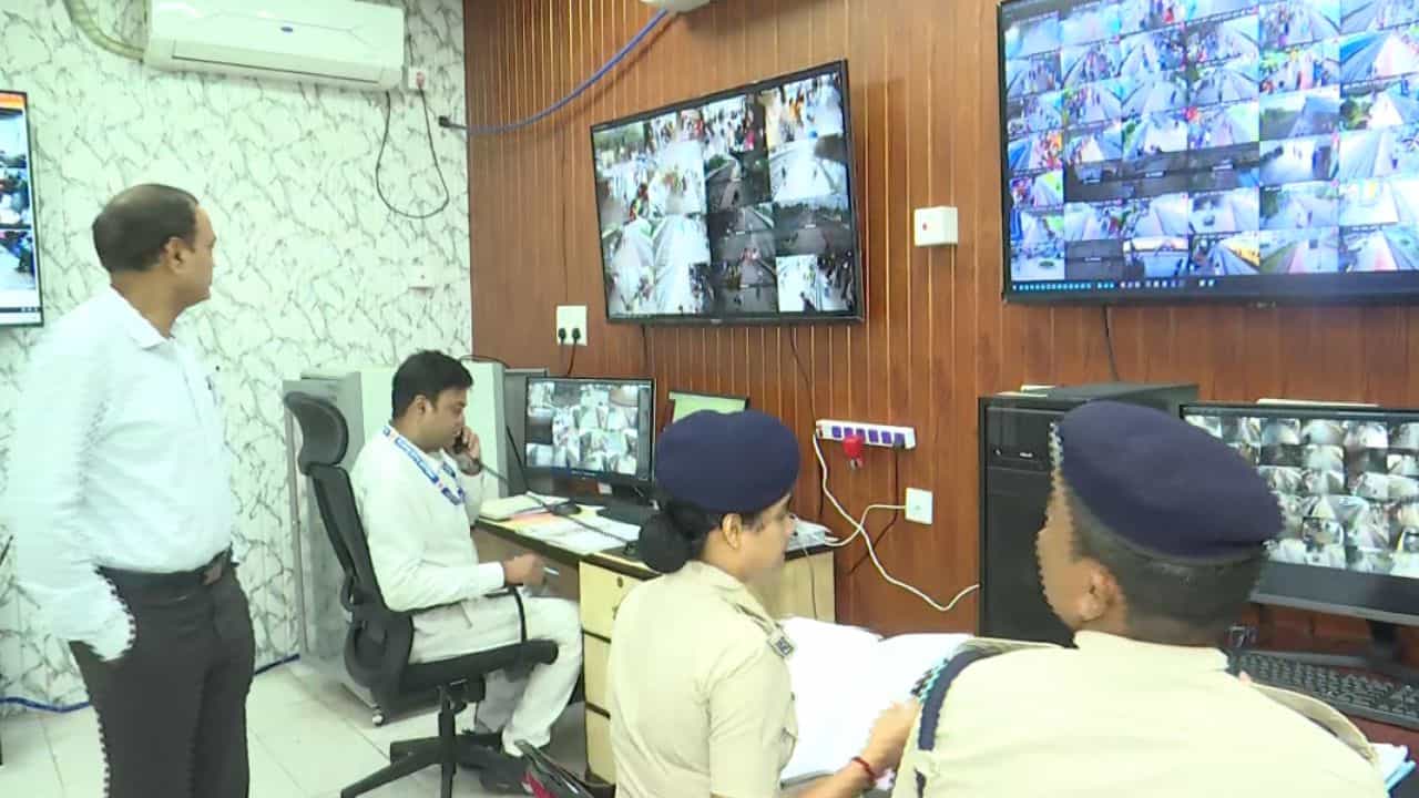 Durga Puja Rail Security: পুজোয় ভিড় সামলাতে ২,৯৮৬ ক্যামেরায় নজরদারি! শিয়ালদহে অত্যাধুনিক 'ওয়ার রুম', দিল্লি থেকেও কড়া নজর Durga Puja Rail Security: পুজোয় ভিড় সামলাতে ২,৯৮৬ ক্যামেরায় নজরদারি! শিয়ালদহে অত্যাধুনিক 'ওয়ার রুম', দিল্লি থেকেও কড়া নজর