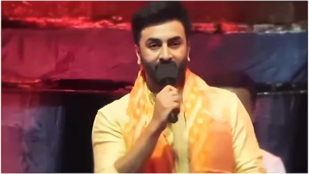 Ranbir at Kolkata Dussehra: কলকাতায় রাবণ দহনে এসে মুখ ফস্কে ভুল মন্তব্য রণবীরের, নিন্দা হতেই কী সাফাই দিলেন 'রাম'? Ranbir at Kolkata Dussehra: কলকাতায় রাবণ দহনে এসে মুখ ফস্কে ভুল মন্তব্য রণবীরের, নিন্দা হতেই কী সাফাই দিলেন 'রাম'?