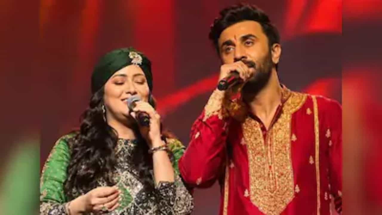 Ranbir Kapoor: রানি-কাজলের বাড়ি পুজোয় আচমকা হাজির রণবীর, গাইলেন গানও Ranbir Kapoor: রানি-কাজলের বাড়ি পুজোয় আচমকা হাজির রণবীর, গাইলেন গানও