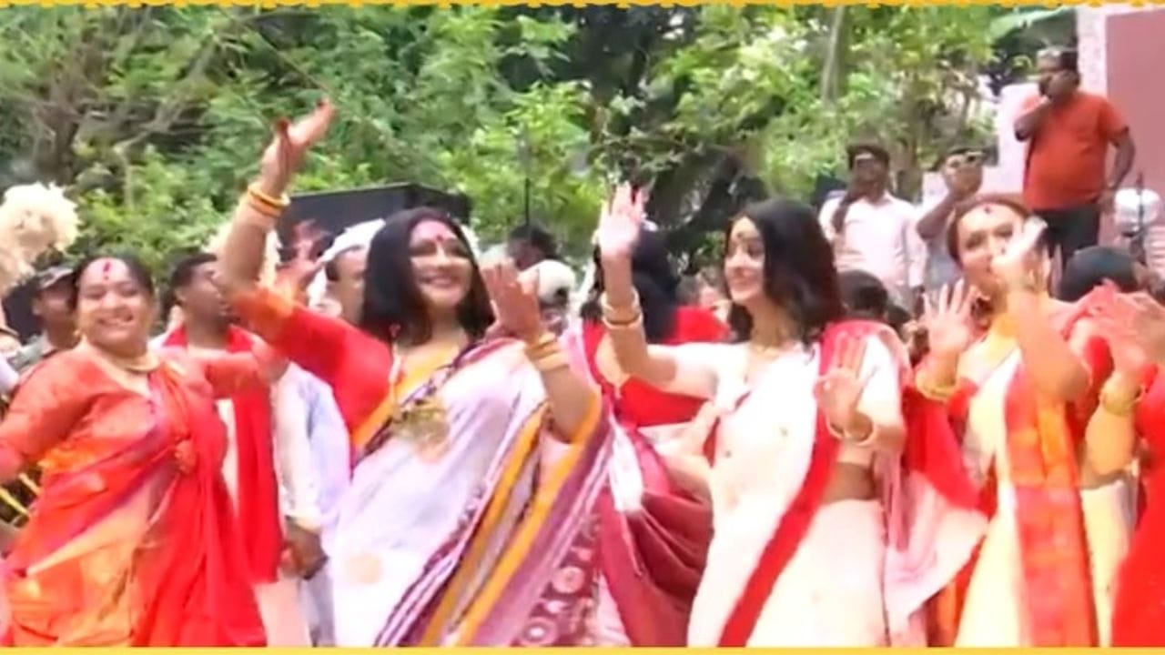 সিঁদুর খেলে, ঢাকের তালে নাচলেন ঋতুপর্ণা সেনগুপ্ত, অপরাজিতা আঢ্য এবং দর্শনা বণিকের মতো তারকারা।